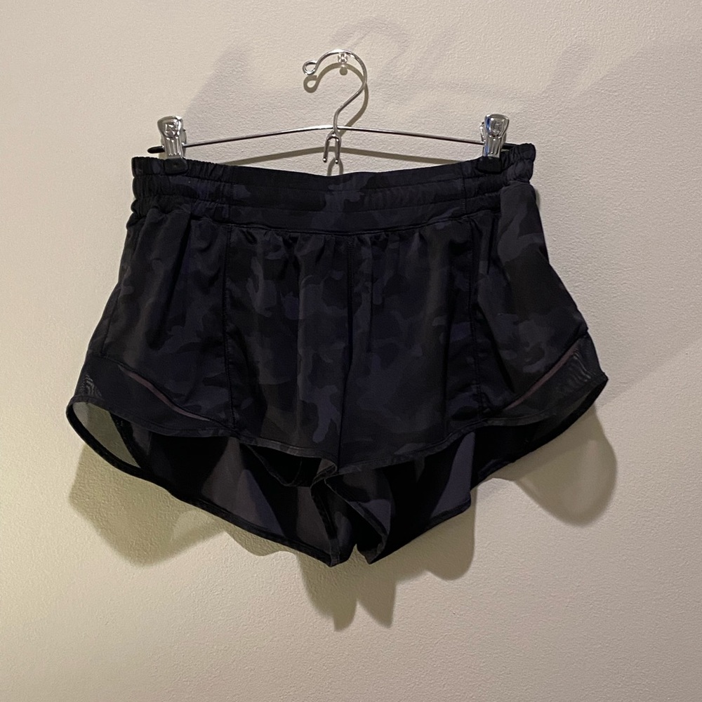 Lululemon Hotty Hot, 2.5’ Camo, Size 10